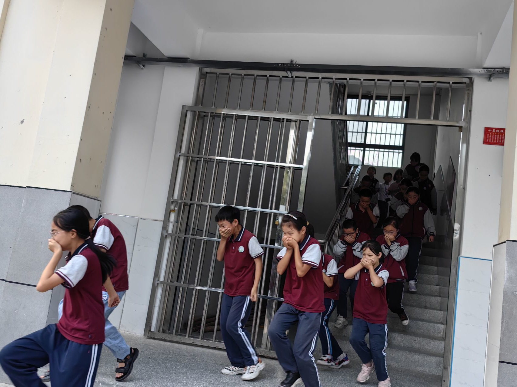 双台乡九年制学校开展消防应急疏散演练活动