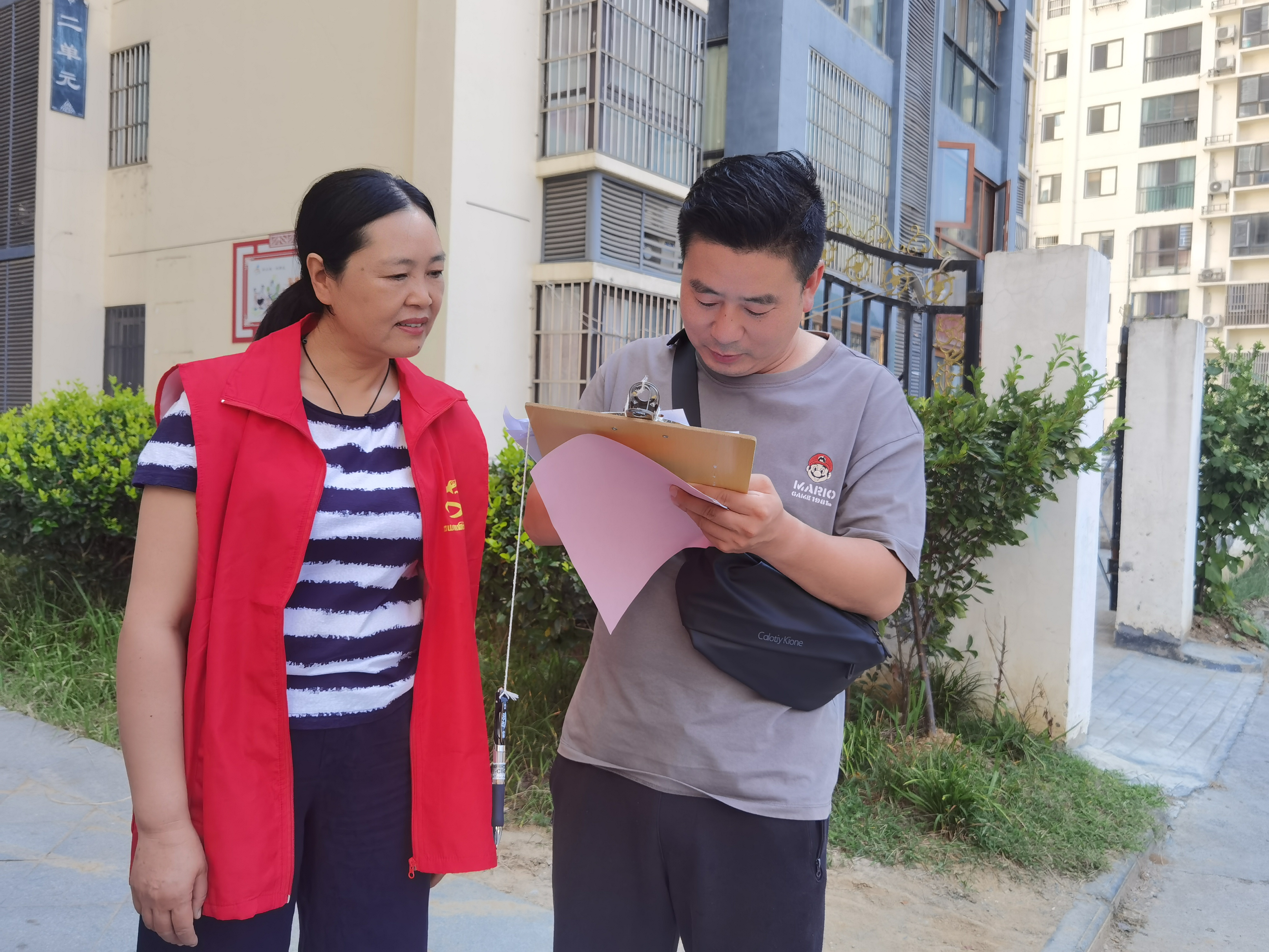 县绿松石产业中心：五措并举巩固创文成果