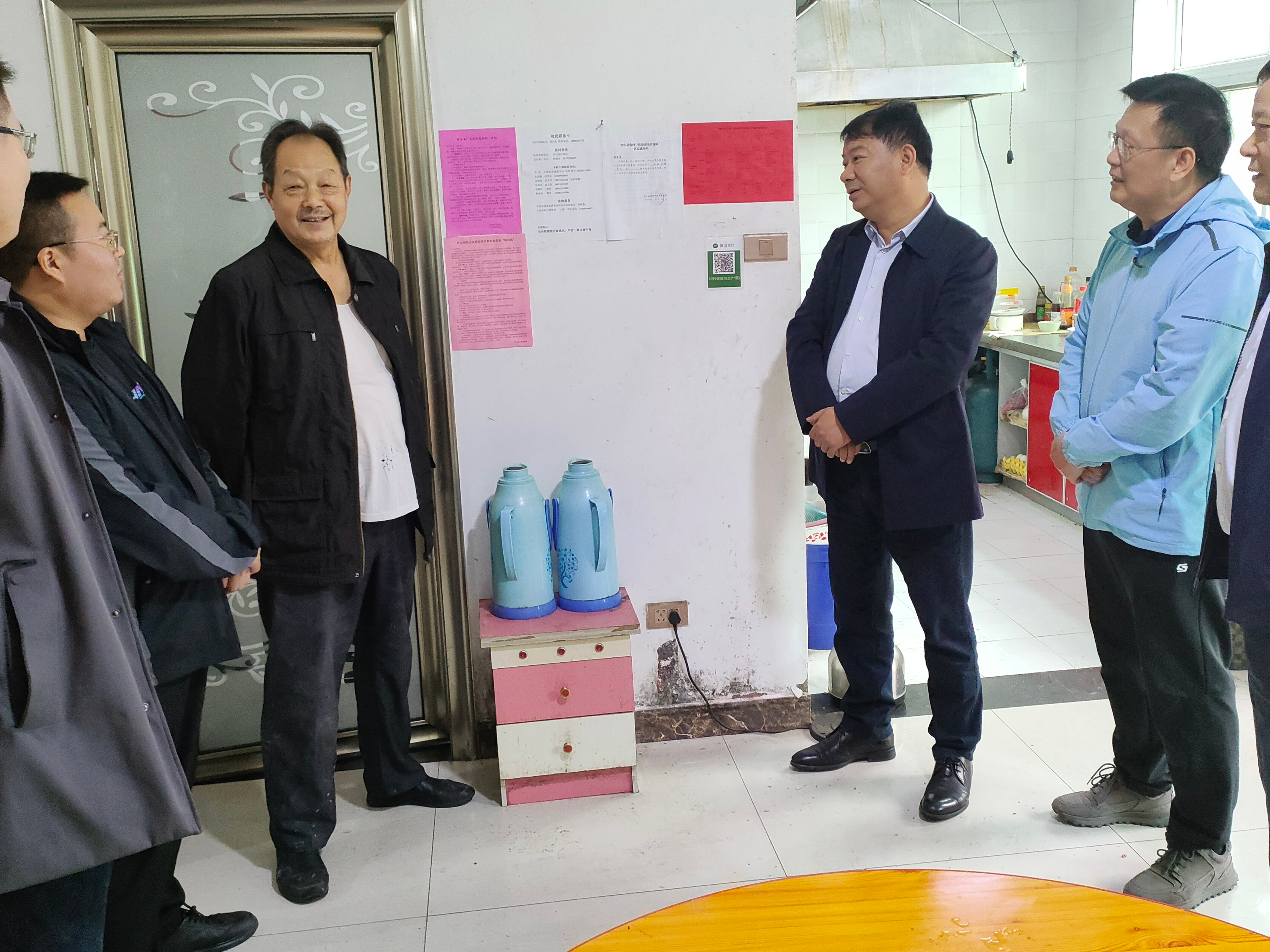 县住建局携手爱心企业开展乡村振兴帮扶