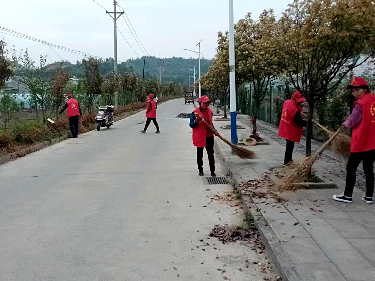 县移民服务中心到包联村开展志愿服务活动