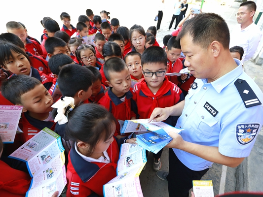 宝丰镇：开学第一课   师生学安全