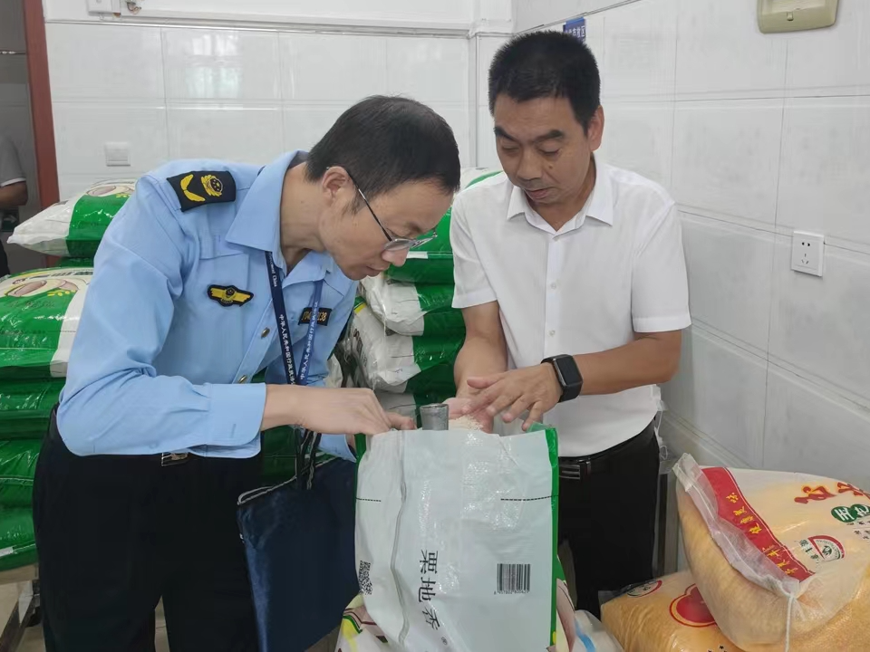 秦古市场监管所开展校园及周边食品安全检查