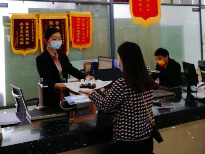 县行政审批局：优化营商环境  “减”出好成绩