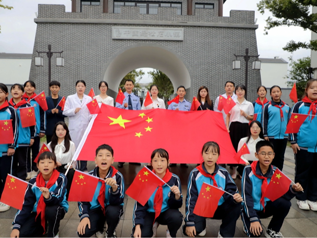 麻家渡镇中学：向国旗敬礼 做时代新人