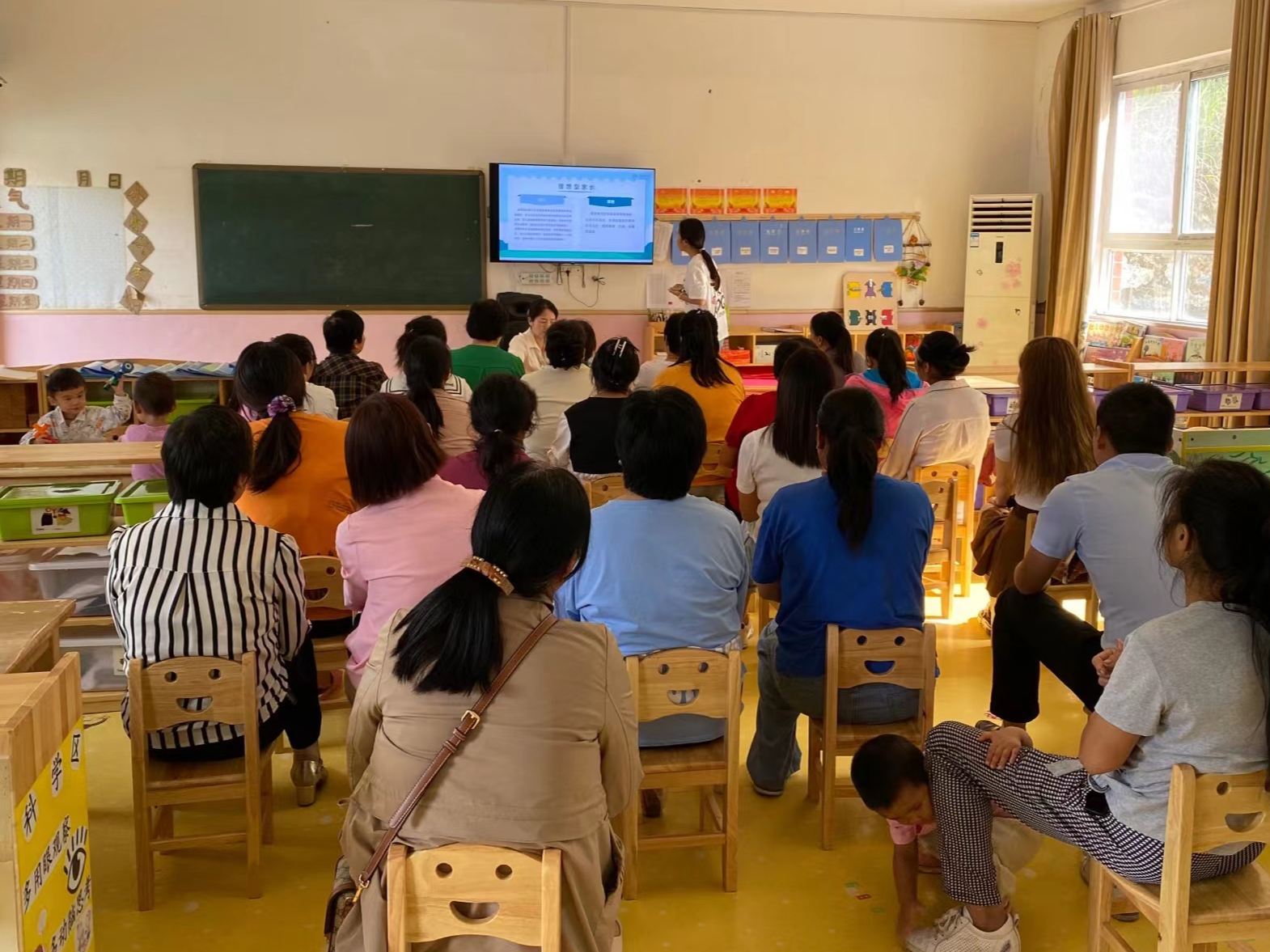 擂鼓镇护驾幼儿园召开新生家长会