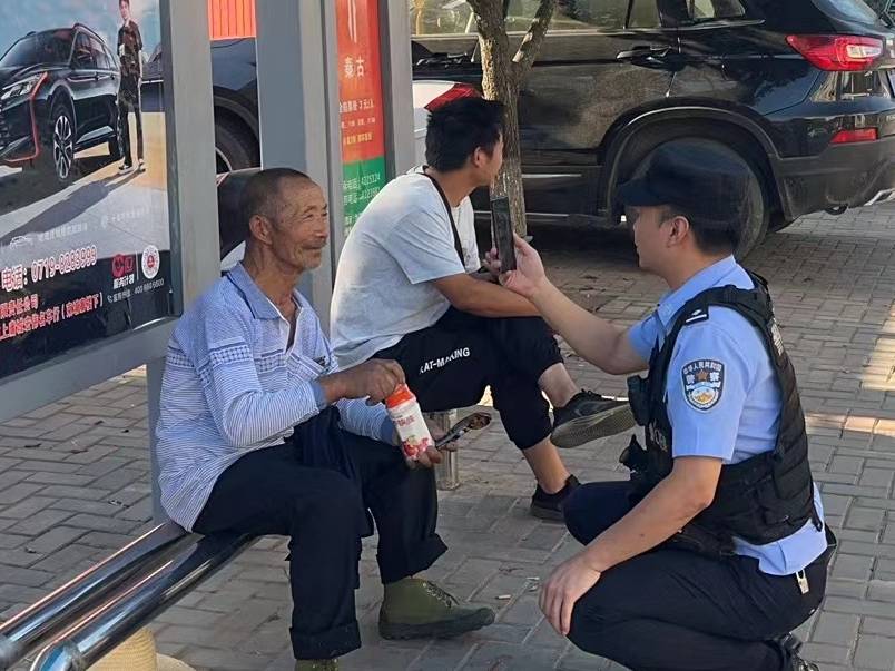 擂鼓镇：八旬老人迷路街头 民警暖心护送回家