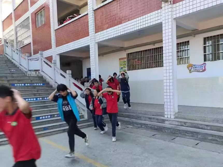 溢水中学举行应急逃生演练活动