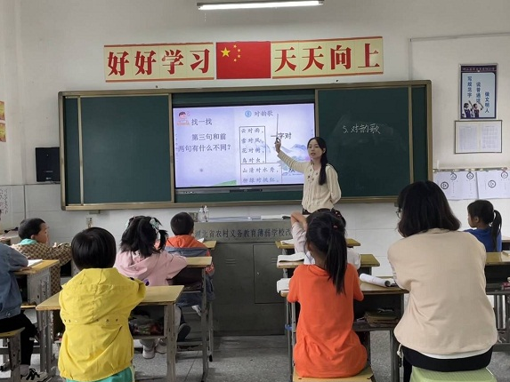 吉阳小学扎实开展“青蓝”工程教研活动