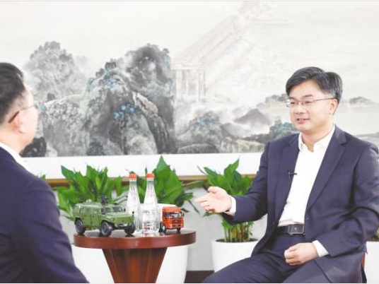 湖北日报专访十堰市委书记黄剑雄：在绿色低碳发展上走在前列