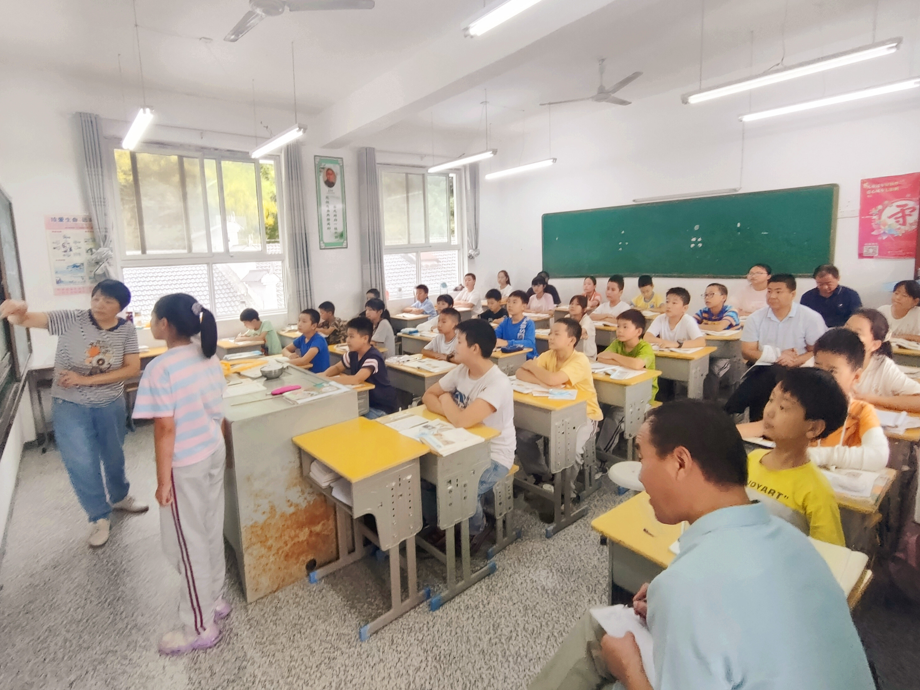 上庸镇中心学校：推门听课抓常规 精准“把脉”助成长