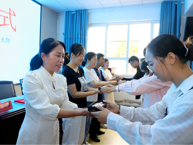 麻家渡镇小学：师徒结对共育桃李 青蓝工程薪火相传