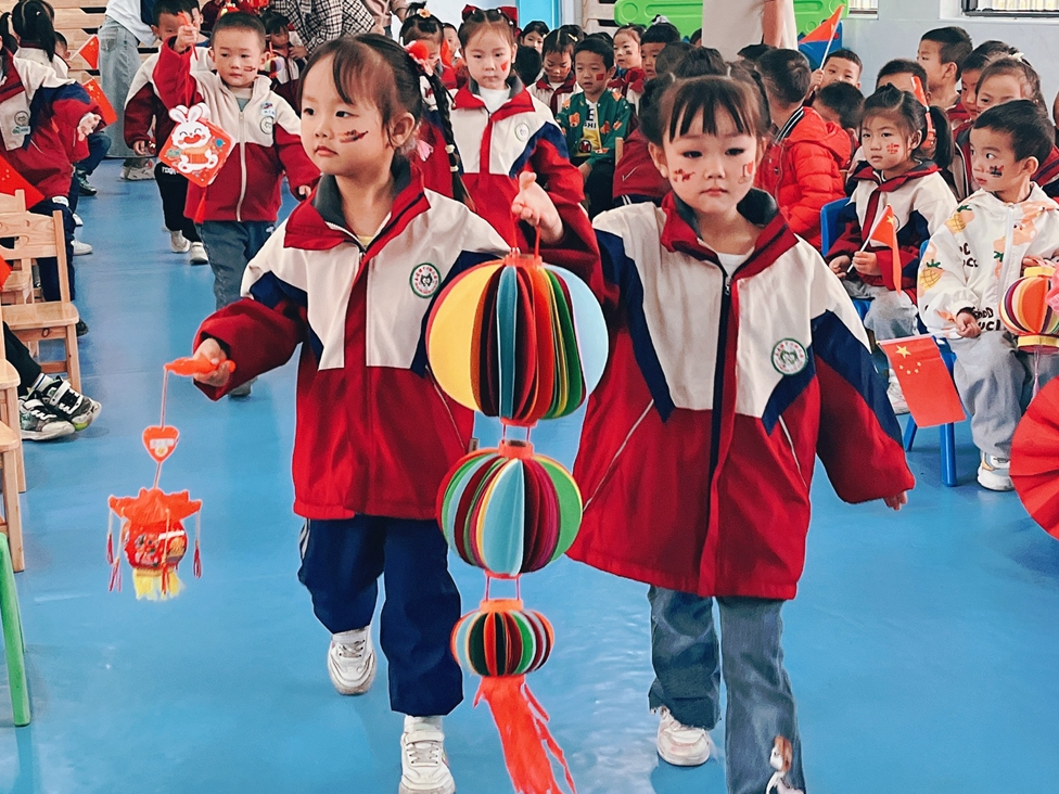 秦古镇第二幼儿园：挂灯笼 迎国庆