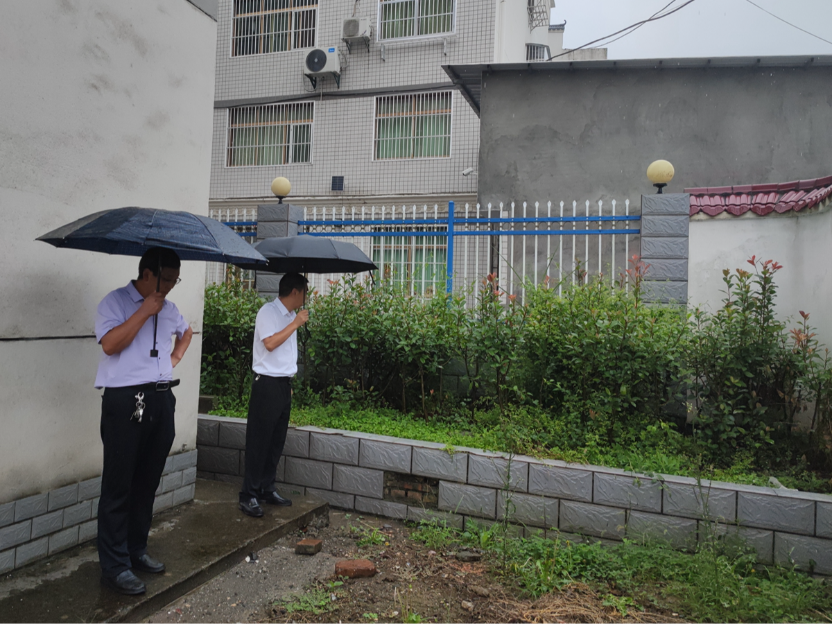 秦古镇中心学校：雨中排查保校园安全
