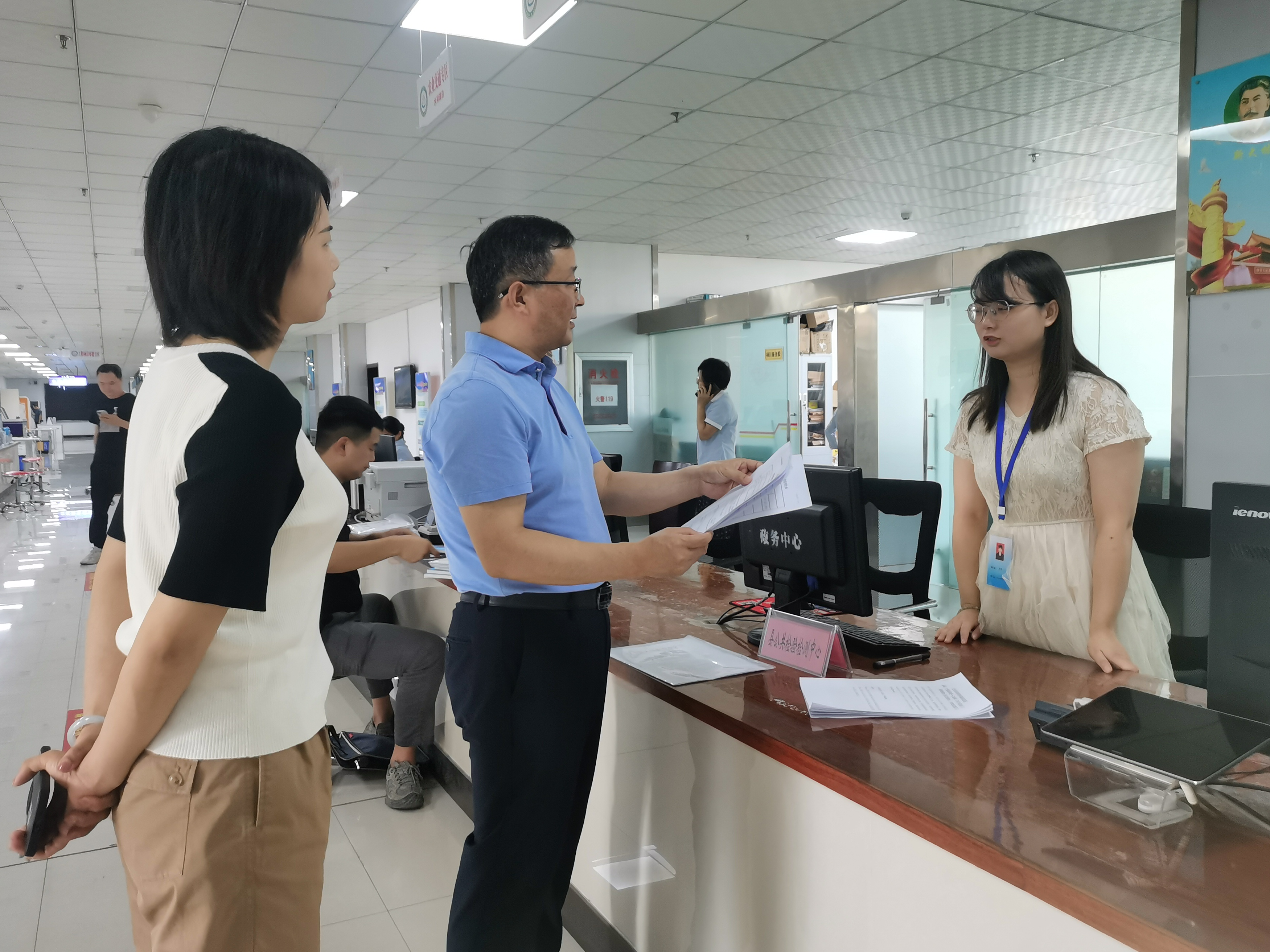 县公共检验检测中心展“局长进大厅 现场双体验”活动