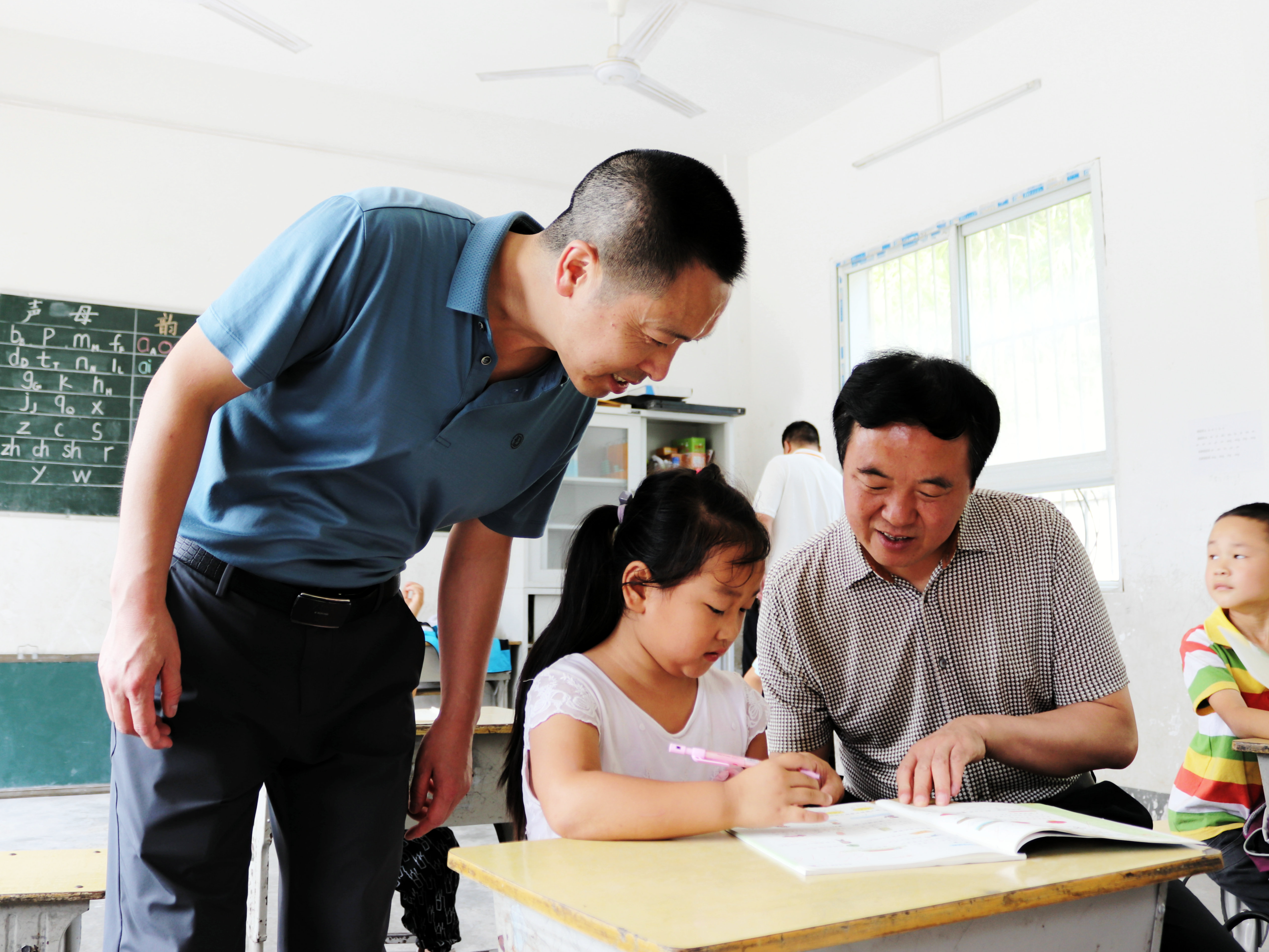 县校安委督查深河乡秋季开学工作