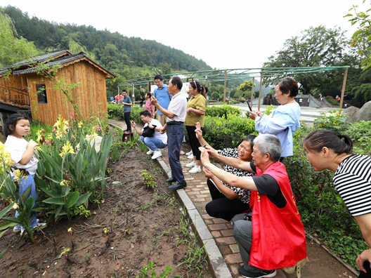 宝丰镇龙井村农民朋友放下锄头学摄影