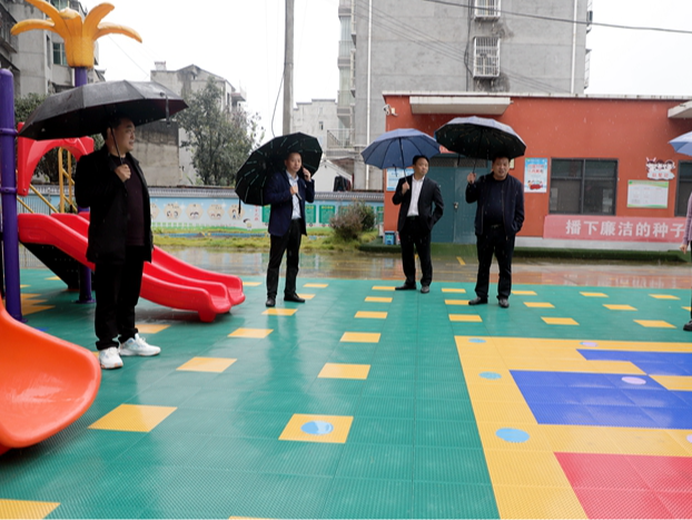 麻家渡镇中心学校：雨季排查隐患 守牢校园安全