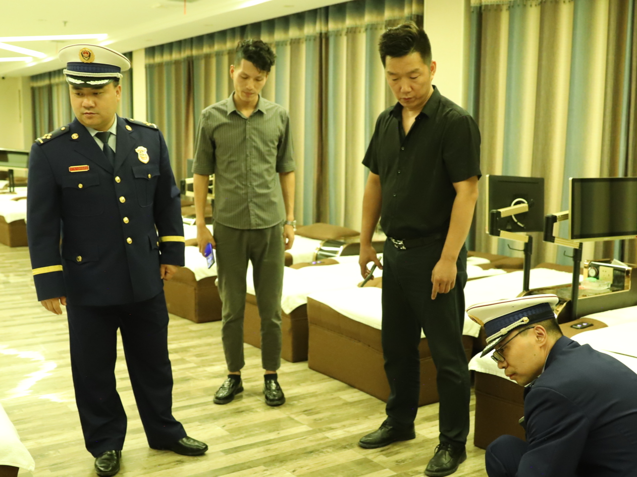 竹山消防对公共娱乐场所开展消防安全夜查