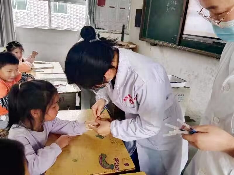 擂鼓镇：医校联动为1762名学生接种流感疫苗