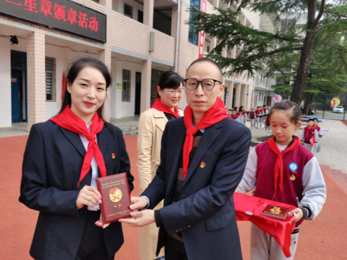 县第二实验小学举行少先队建队日主题活动