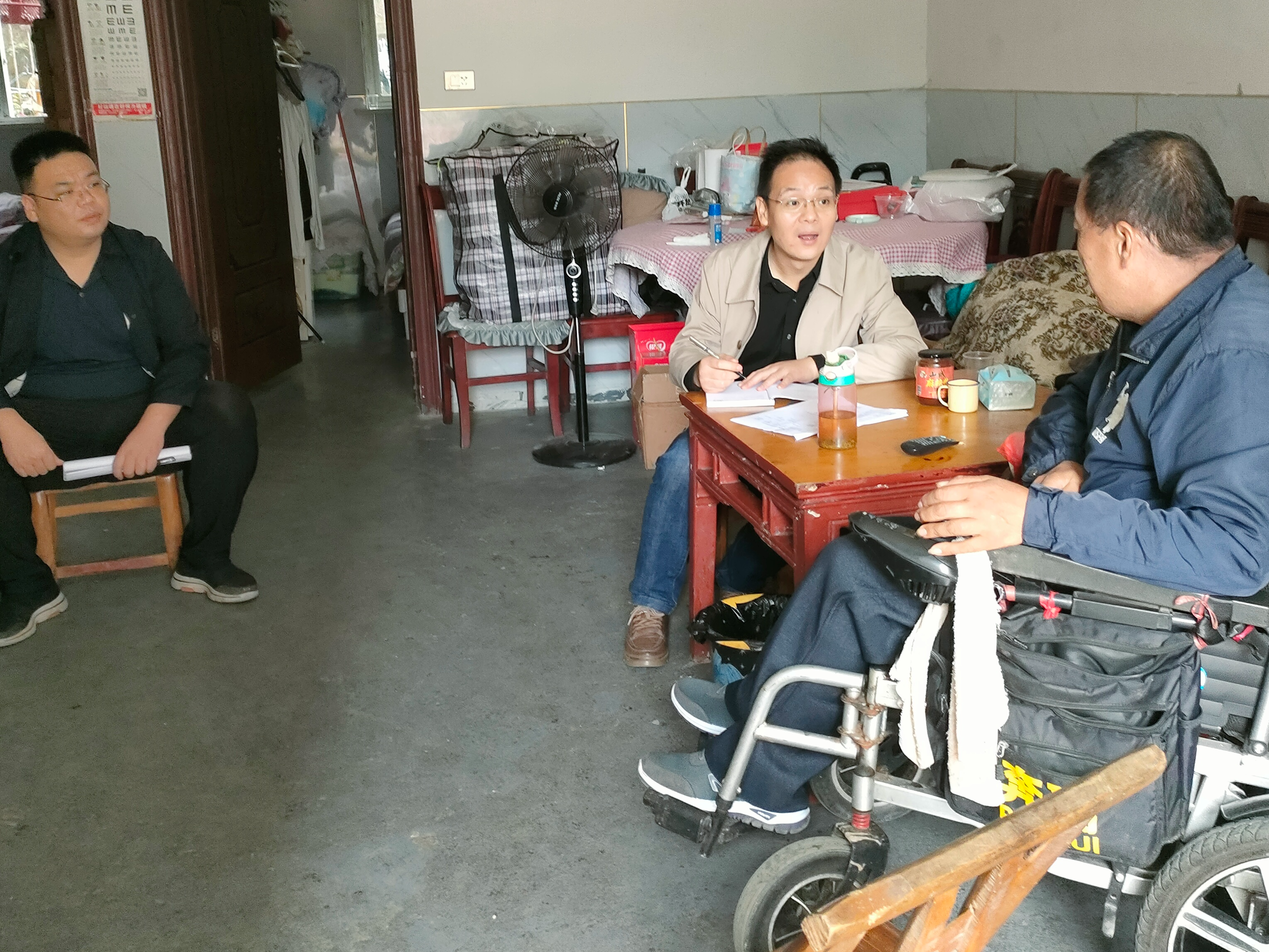 湖北九女峰管理局：张贴便民联系卡 包保服务零距离