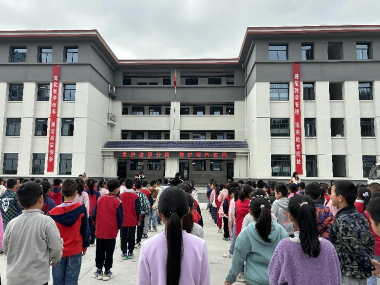 潘口小学开展“做好垃圾分类、拥护绿色校园”宣传活动