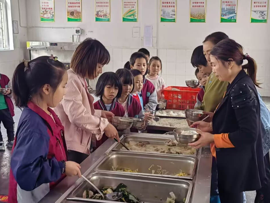 公祖小学开展家长代表进校园陪餐活动