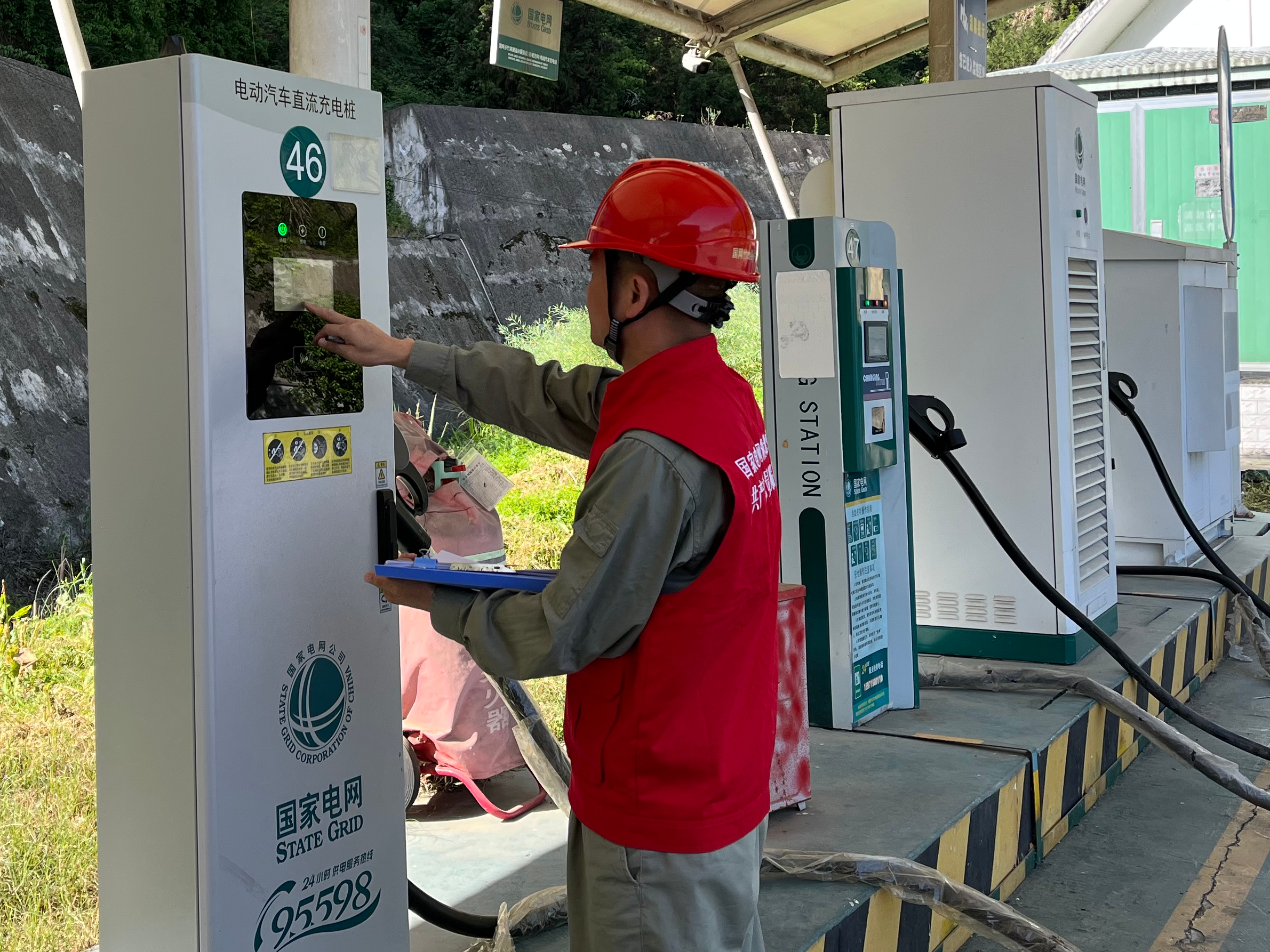 竹山县供电公司：充电桩“健康”检测 助力绿色出行“满格电”