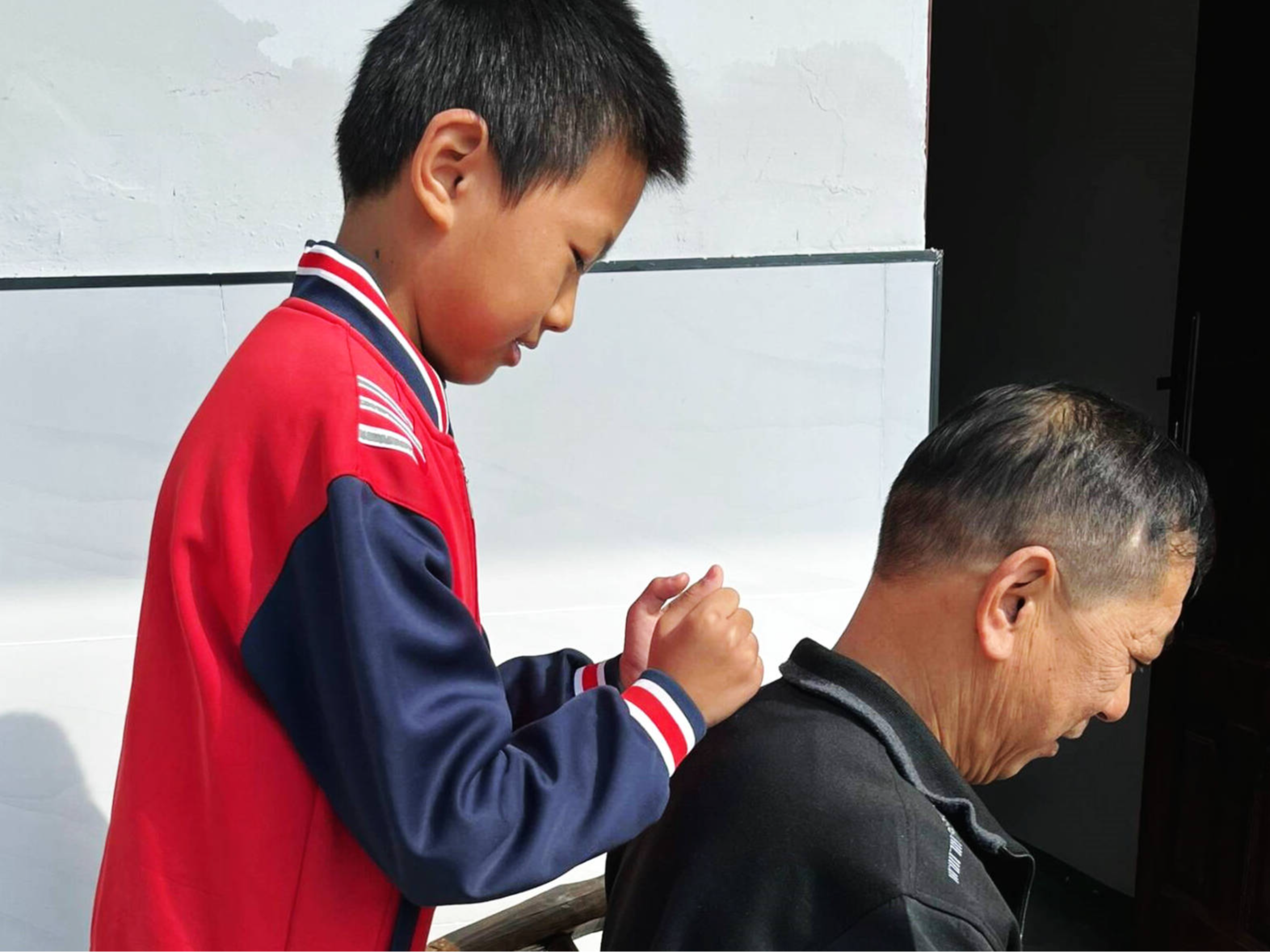 深河乡两道小学：开展重阳节主题教育活动