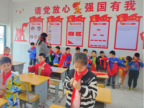 擂鼓镇小学：高举队旗跟党走 入队争做好队员