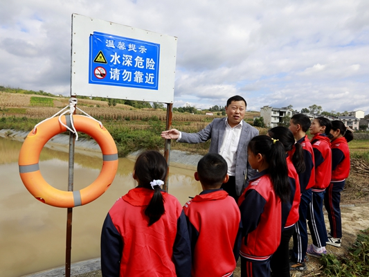 宝丰镇双丰小学持续加强防溺水安全宣传