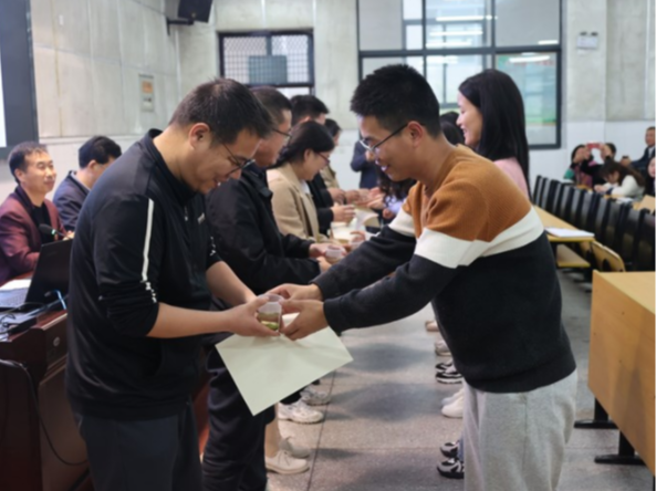 竹山一中：青蓝携手共成长　师徒结对育芬芳