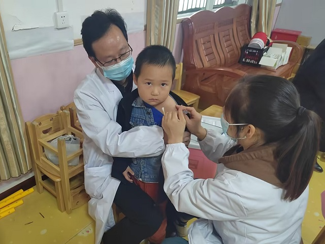 擂鼓镇护驾幼儿园接种疫苗保健康