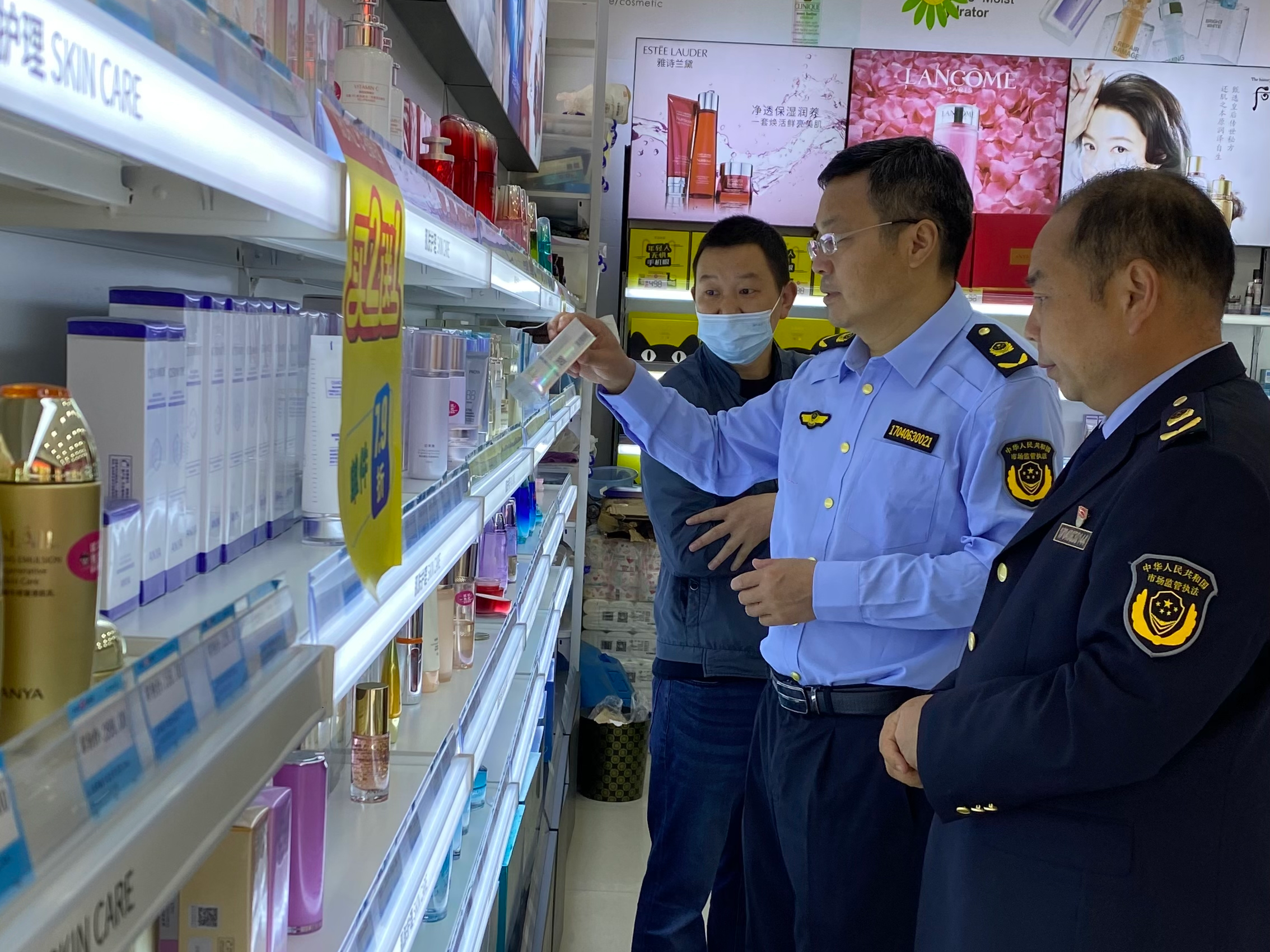 县市场监管局开展化妆品“一号多用”专项检查