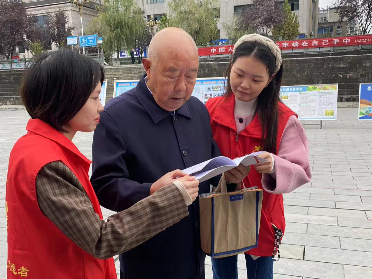 县发改局开展“诚信进社区”宣传活动