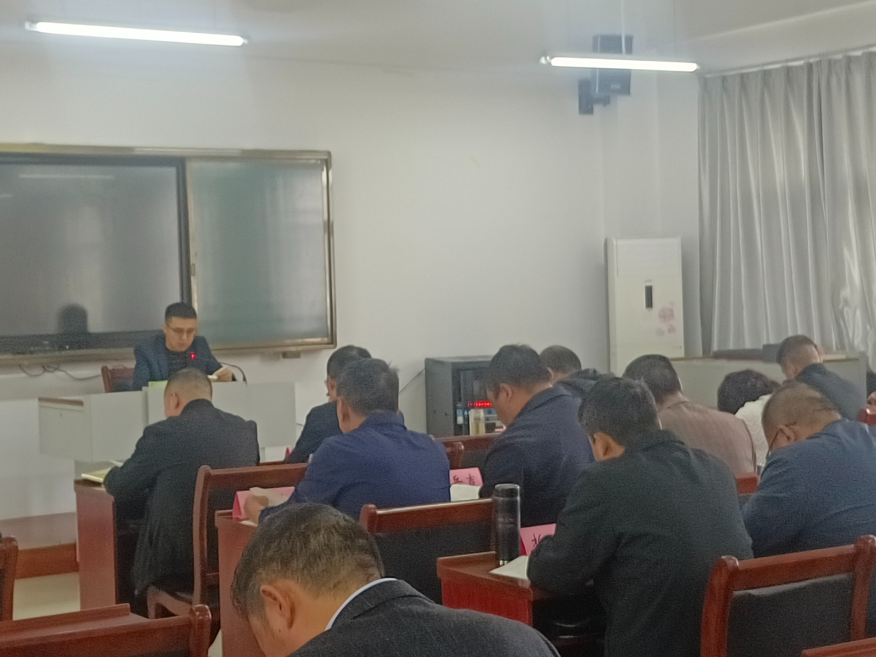 县委党校组织主体班学员开展读书交流活动