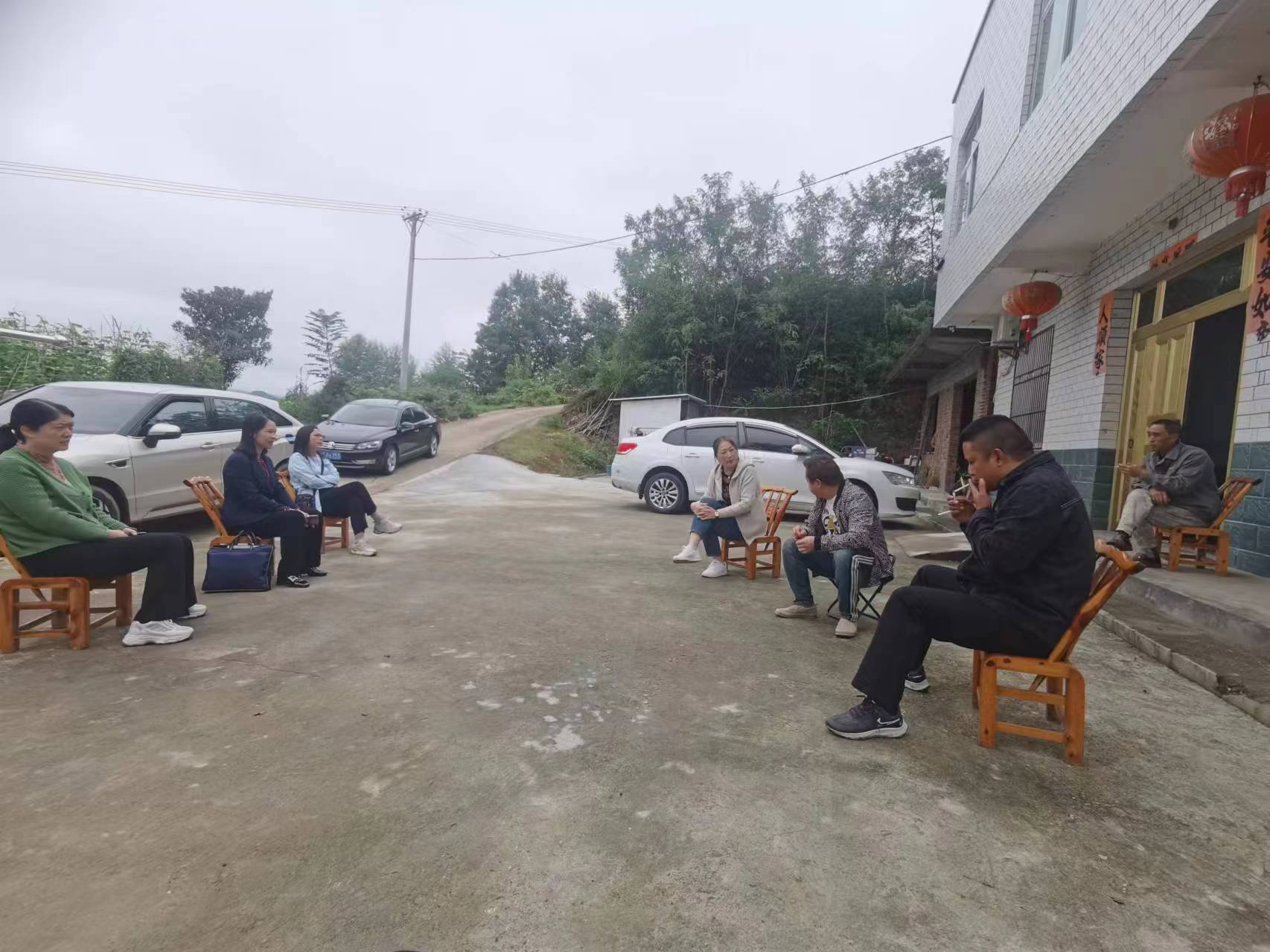 县妇联：入户走访察民情 实地看望暖民心