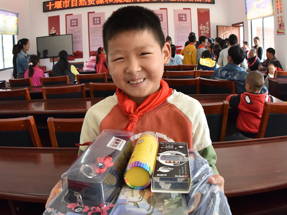 市自然资源和规划局向普渡村贫困学生捐赠“爱心书包”