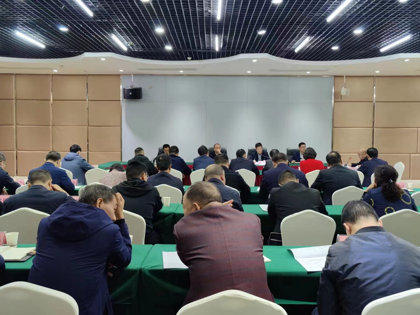 全县深化党员干部实践活动推进会召开