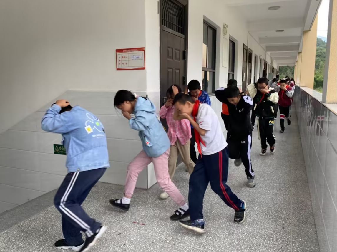 吉阳小学开展防灾减灾主题教育