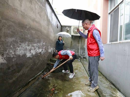 宝丰镇各学校：雨中排查隐患  保障校园安全