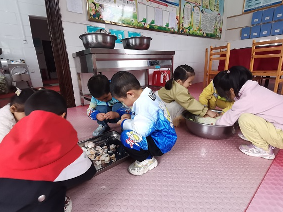 擂鼓镇护驾幼儿园开展爱粮惜粮从我做起活动