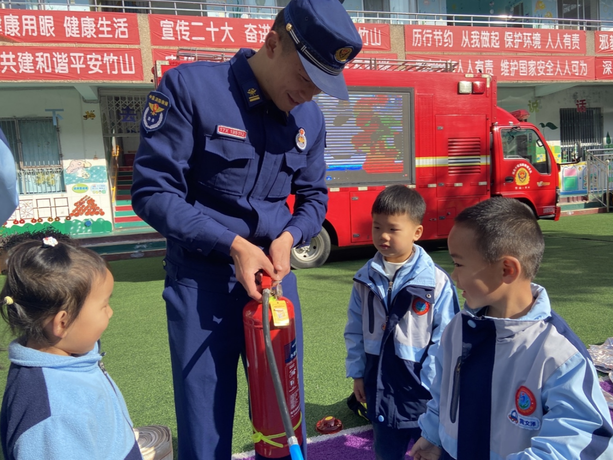 县实验幼儿园：牵手消防　安全相伴