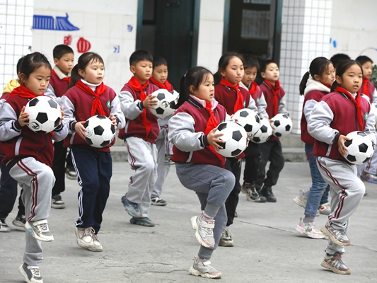 宝丰镇双坝小学第二届校园足球系列赛事精彩十足