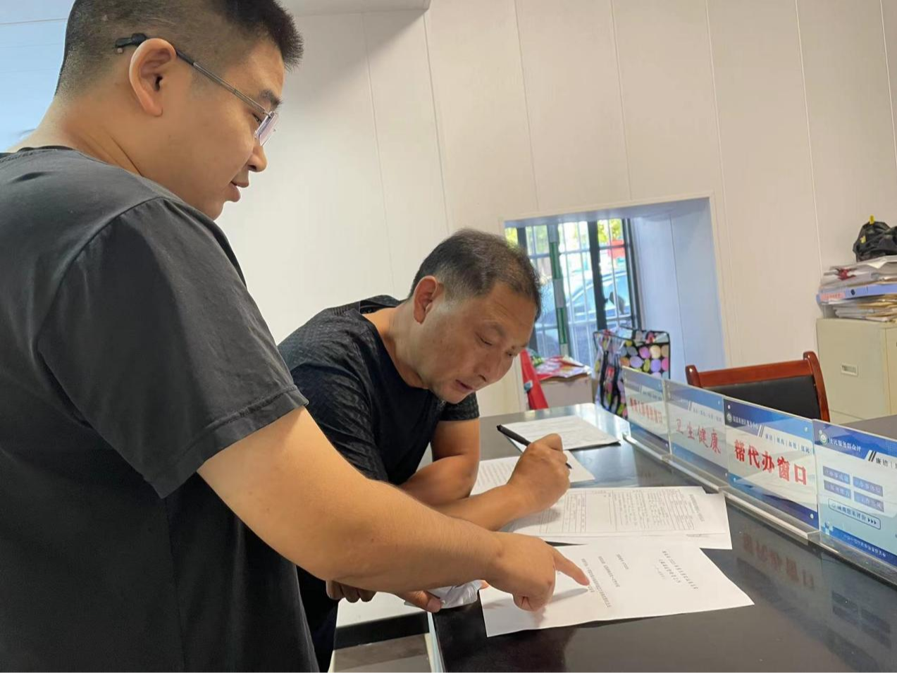 县行政审批局：“一站式”服务提升业务办理便捷度