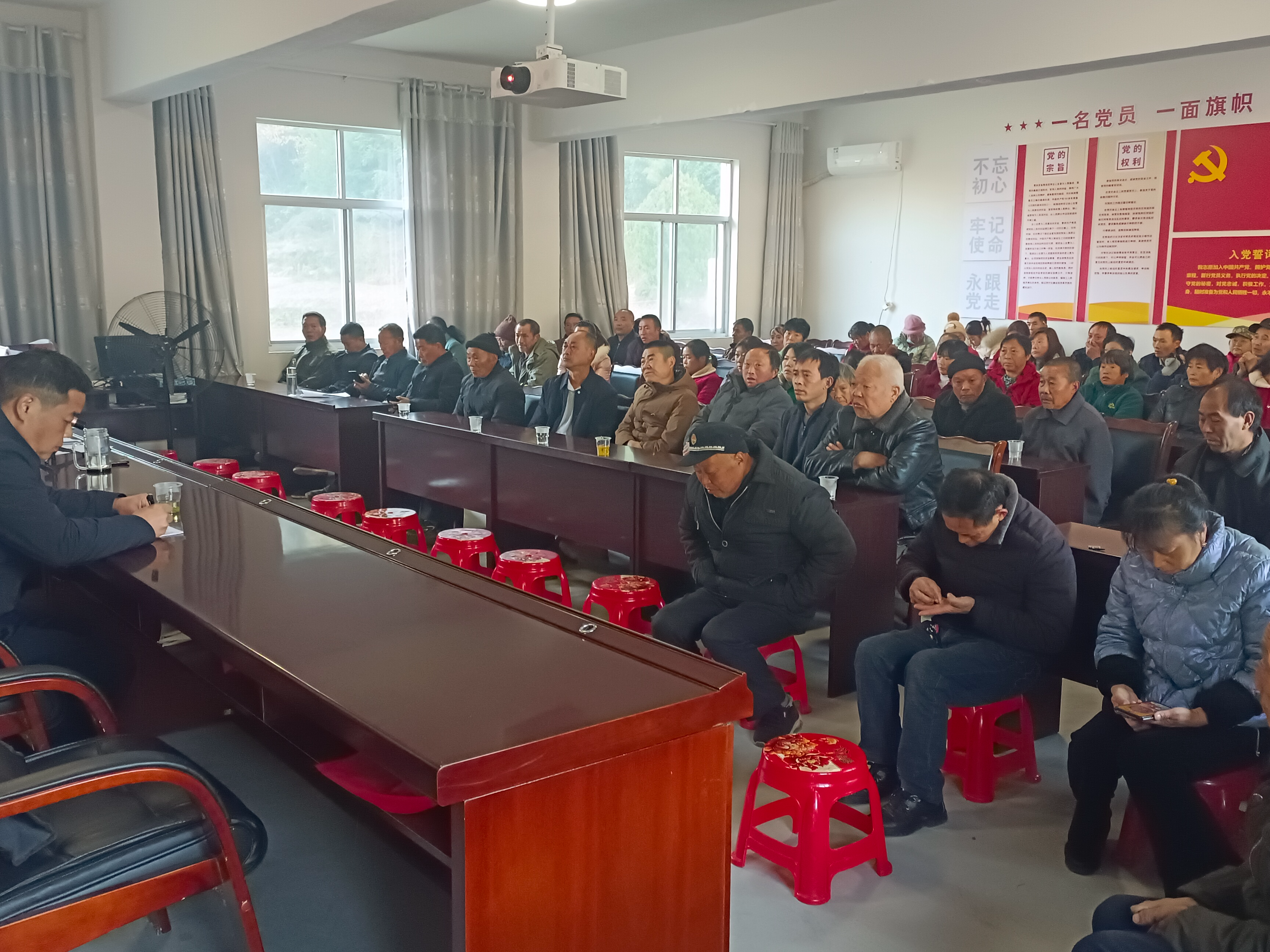 双台乡双台村召开教育感恩群众大会