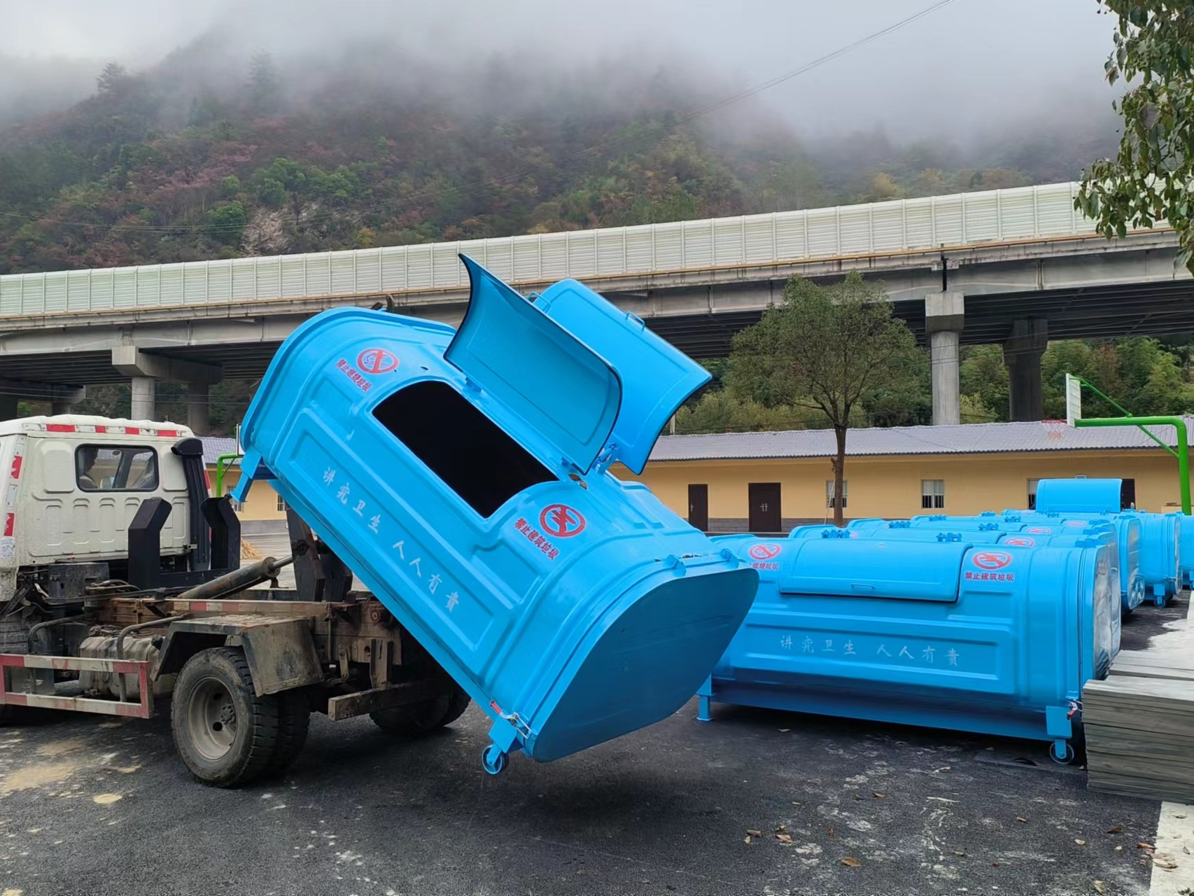 双台乡发放垃圾箱助力改善人居环境