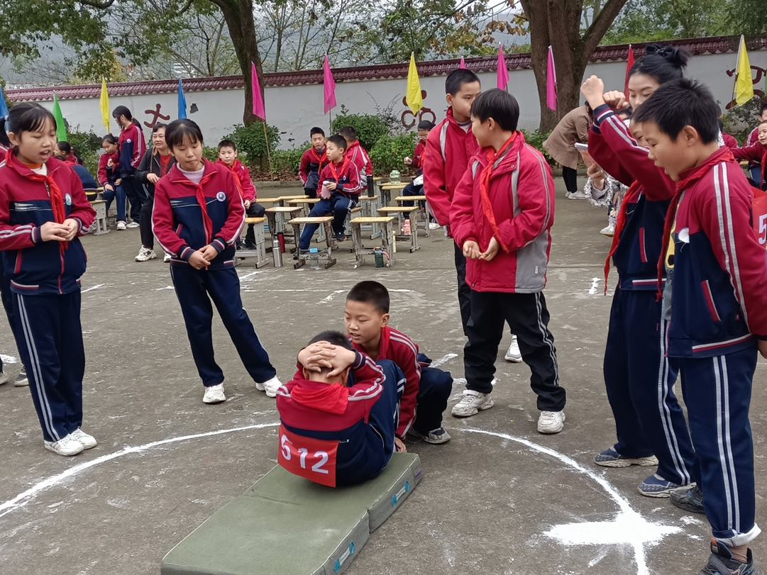 秦古镇双河小学举行秋季趣味运动会