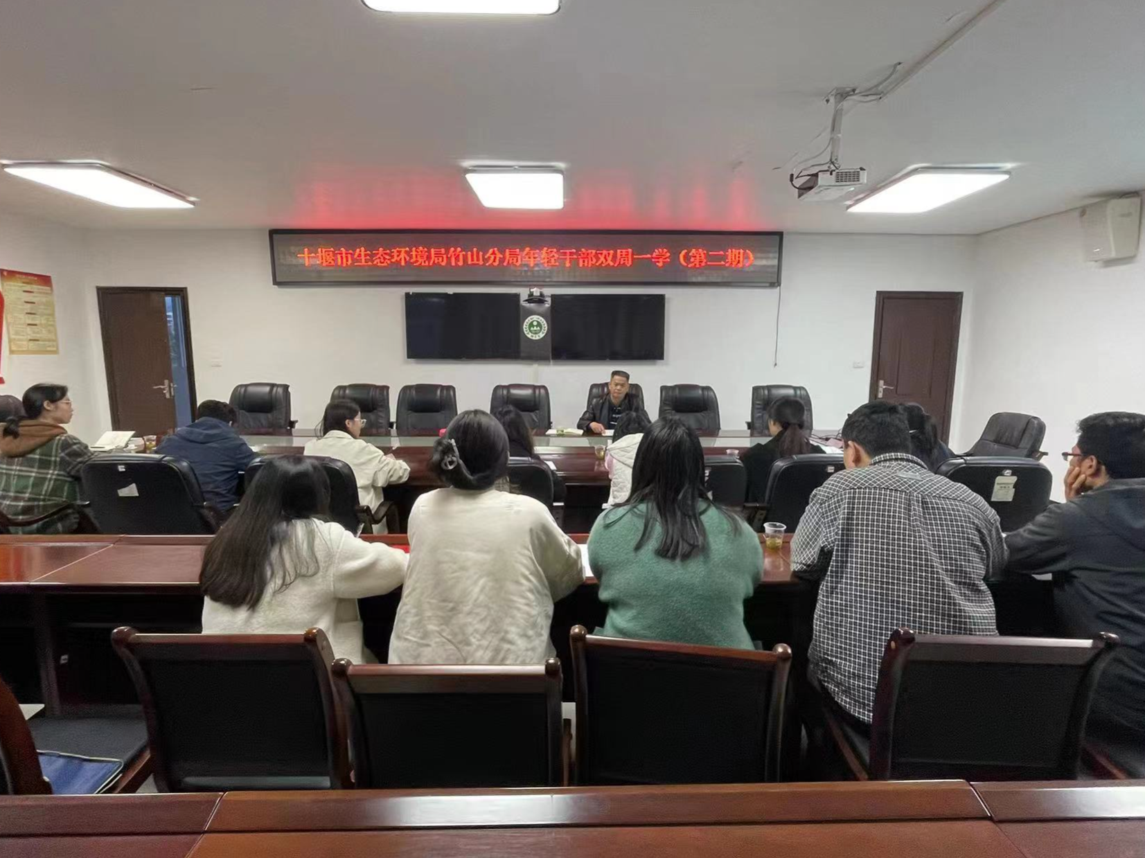 县生态环境局：“双周一学”畅分享 年轻干部共成长