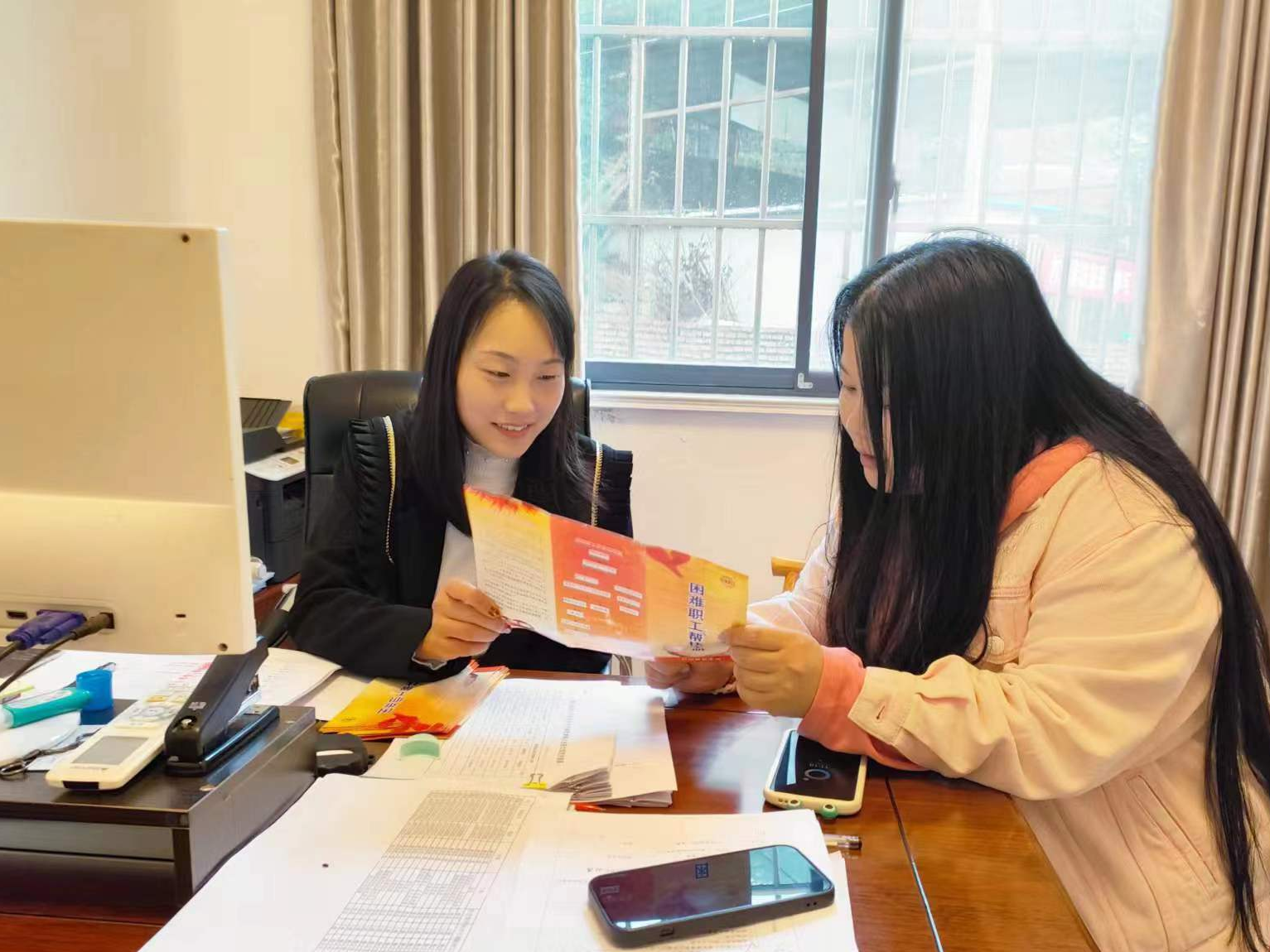 县总工会为困难职工发放专项帮扶金